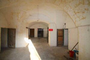 Te koop in Puglia, dicht bij de kust, een schitterende op te knappen villa uit de Liberty periode. Nog helemaal op te knappen met de oude elementen