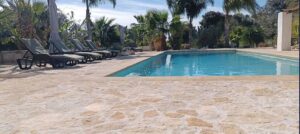 te koop in Puglia een prachtige stenen villa rond het zwembad