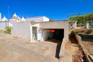 Trulli en lamia te koop in Puglia. Er is flink veel opslag/werkruimte bij