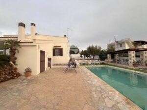 Puglia te koop villa met zwembad, 3 slaapkamers en 2 badkamers