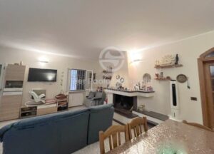 Puglia te koop villa met zwembad de woonkamer met haard