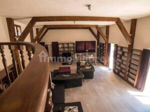 In Puglia te koop villa met zwembad veel hout