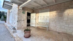 Overdekte veranda van villa met zwembad te koop Puglia