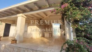 In Puglia te koop een stenen villa met zwembad de overdekte veranda