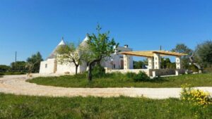 Ostuni, te koop een groepje trulli met NL begeleiding