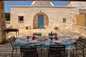 Ostuni, te koop een groepje trulli met NL begeleiding gezellig zit je buiten