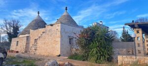Ostuni, te koop een groepje stenen trulli met NL begeleiding