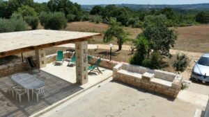 Ostuni, te koop een groepje trulli met dese Gazebo en NL begeleiding