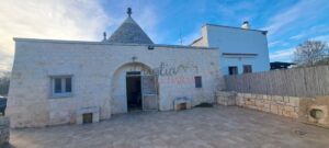 Ostuni, te koop een groepje trulli met NL begeleiding en mooi betegeld erf