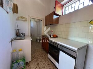 de keuken in de trullo en lamia die in Puglia te koop zijn