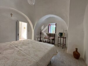 een heel mooie slaapkamer met gebogen plafond in trullo die te koop is