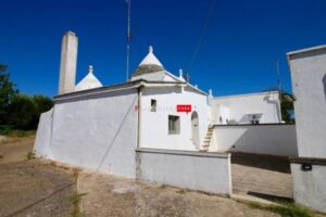 Trulli en lamia te koop in Puglia aan de rand van de Itrie Vallei