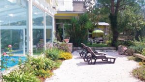 Bijzondere villa te koop in Puglia, niet ver van zee, met zwembad dat het hele jaar gebruikt kan worden