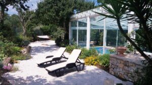 Een klein groen paradijsje rond deze mooie villa die te koop is niet ver van Fasano in Puglia