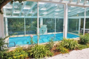 Het zwembad van een bijzondere villa te koop in Puglia, niet ver van zee