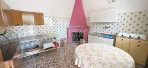 De keuken van de masseria die in Puglia te koop staat