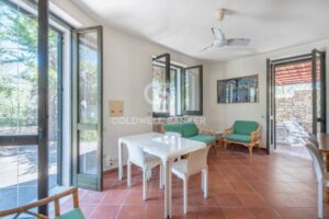 Dit is de woonkamer van de villa die te koop staat in Puglia. Dichtbij de kust en uitzicht op de zee