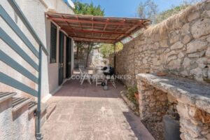 Overdekte veranda villa in Puglia te koop met trap naar het zonnedak