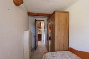Te koop in Puglia trulli en lamia met 2 slaapkamers en zwembad. de kleine slaapkamer
