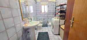 Villa en trullo te koop aan de rand van de Itrie Vallei. De badkamer