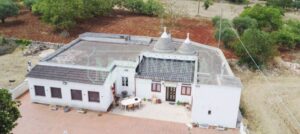 Villa en trullo te koop aan de rand van de Itrie Vallei. De voorkant. NL begeleiding