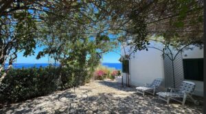 Altijd uitzicht op zee vanuit deze villa die nu te koop is in Puglia