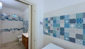 Villa te koop aan de Adriatische Zee. De wasruimte en een badkamer