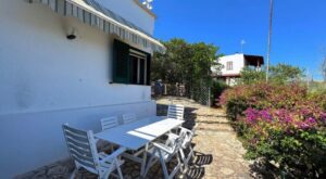 Villa Zeezicht, villa aan de Adriatische Zee te koop in Puglia. buiten in de tuin