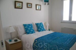 slaapkamer van villa met zoutwater zwembad te koop in Puglia
