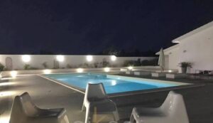 Te koop in Puglia magnifieke villa met zwembad bij avond