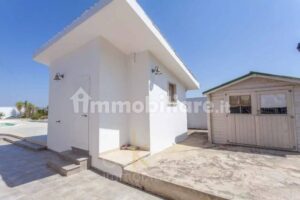 Te koop in Puglia magnifieke villa met zwembad. TEchnm. ruimtes bij zwembad