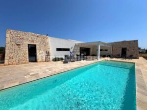 Schitterende villa met zwembad te koop in Puglia dichtbij de Adriatische kust. Villa deels steen. Met NL begeleiding