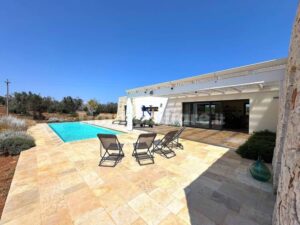Schitterende villa met zwembad te koop in Puglia dichtbij de Adriatische kust buiten bij het zwembad. Deze villa komt met vele extra's