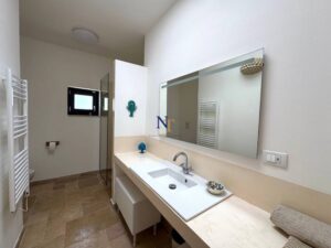 Ook badkamer Schitterende villa met zwembad te koop in Puglia dichtbij de Adriatische kust. NL begeleiding van A tot Z