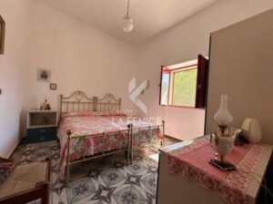Ook in deze slaapkamer van de trullo met lamia die te koop is in Puglia een schitterende antieke tegelvloer
