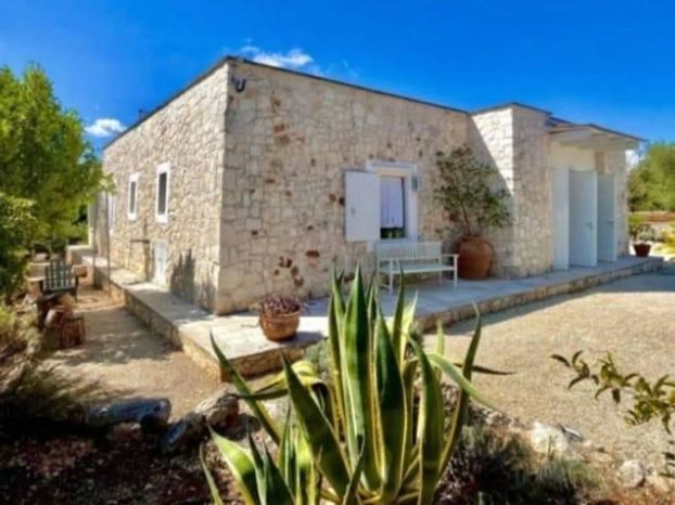 Huis nr. 44 te koop in Puglia Ostuni Stenen villa met zwembad te koop