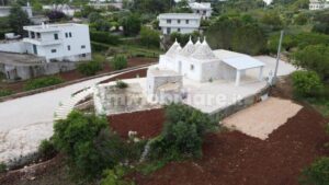 Op het platteland een groep fraaie trulli te koop in Puglia