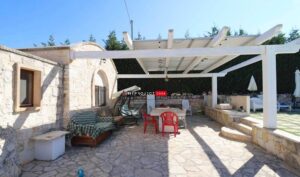 Te koop in Puglia trulli en lamia met 2 slaapkamers en zwembad. Ik kan je van het begin t/m het passeren van de akte helpen met het vinden en kopen van een huis in Puglia