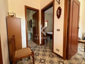 Schitterende antieke vloeren in deze trullo met lamia te koop i Puglia