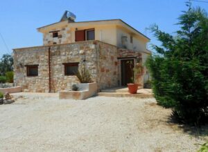 te koop in Puglia een prachtige stenen villa de voorkant