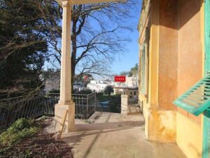 Te koop in Puglia, dicht bij de kust, een schitterende op te knappen villa uit de Liberty periode