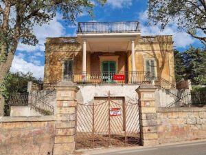 Te koop in Puglia, dicht bij de kust, een schitterende op te knappen villa uit de Liberty periode met NL begeleiding