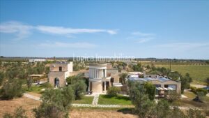 Wie gaat een activiteit beginnen in deze bijzondere villa die te koop staat in Puglia?
