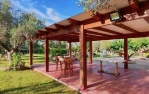 Villa te koop met grote tuin Puglia met zwembad en vele slaapkamers