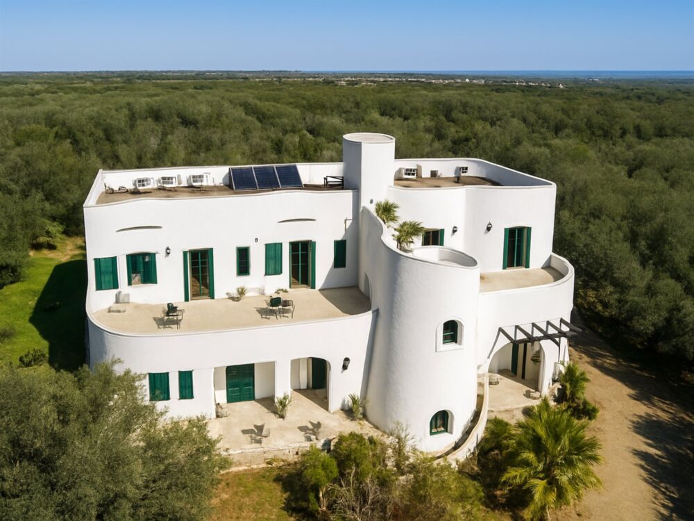 Puglia hotel te koop het hele gebouw zeezicht vanaf dakterras