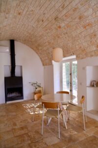 Ceglie Messapica schitterende trullo en lamia te koop