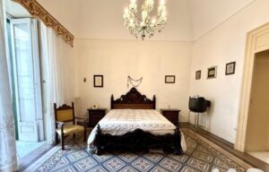 Deze stadswoning die te koop is in Puglia heeft ook een balkon.