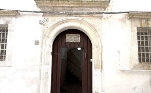 Achter deze ingang in Martina Franca, gaat een schitterend Stadspaleis schuil. Dat kan jouw huis worden