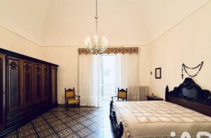 Een flinke slaapkamer met antieke vloer te koop in Puglia