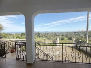 Uitzicht op Ostuni bij villa die te koop is